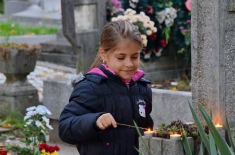 De Ziua Morţilor, Cimitirul Municipal s-a umplut de culoare (FOTO)