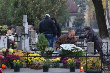 De Ziua Morţilor, Cimitirul Municipal s-a umplut de culoare (FOTO)