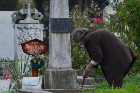 De Ziua Morţilor, Cimitirul Municipal s-a umplut de culoare (FOTO)