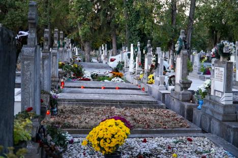 Mai puțini orădeni s-au dus la cimitir de Ziua Morților. Din trompetă a răsunat „Stingerea”... (FOTO)