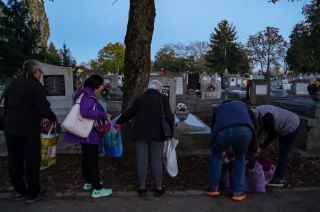 Mai puțini orădeni s-au dus la cimitir de Ziua Morților. Din trompetă a răsunat „Stingerea”... (FOTO)