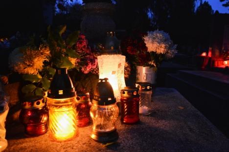 Tot mai puţini. Circa 3.000 de orădeni au aprins lumini la mormintele celor dragi de Ziua Morţilor (FOTO)