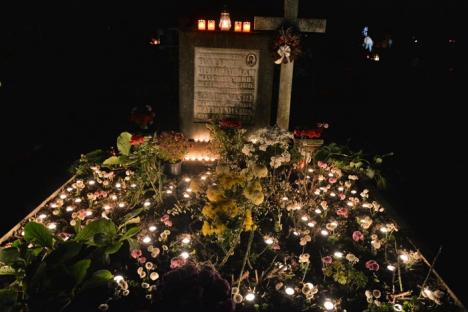 Tot mai puţini. Circa 3.000 de orădeni au aprins lumini la mormintele celor dragi de Ziua Morţilor (FOTO)