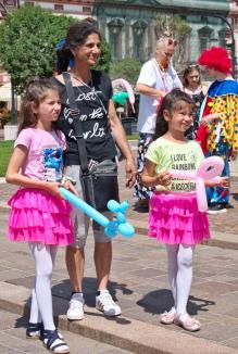 Zâmbiți, vă rog! O gașcă de clovni a adus zâmbete și baloane în centrul Oradiei (FOTO)
