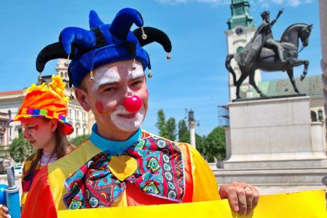 Zâmbiți, vă rog! O gașcă de clovni a adus zâmbete și baloane în centrul Oradiei (FOTO)