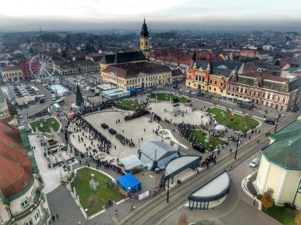 La mulţi ani, România! În Oradea s-a sărbătorit cu cântece patriotice și s-a stat la coadă pentru fasole cu ciolan (FOTO/VIDEO)