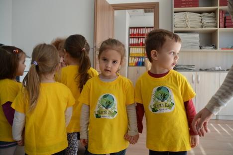 Ecologişti de mici: Copiii de la Grădiniţa Winnie le-au dat jurnaliştilor sfaturi pro-natură (FOTO)