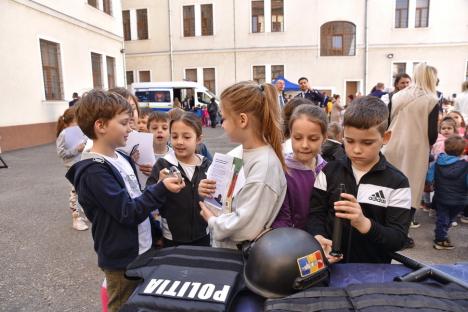 'Au venit mascaţii!': Sute de copii au îmbrăcat uniforme şi au testat maşinile de Ziua Poliţiei în Oradea (FOTO/VIDEO)