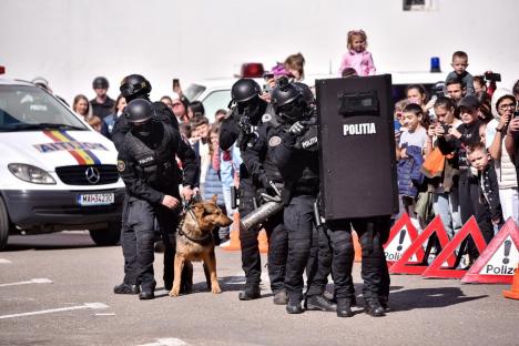 'Au venit mascaţii!': Sute de copii au îmbrăcat uniforme şi au testat maşinile de Ziua Poliţiei în Oradea (FOTO/VIDEO)