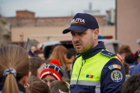 'Bravo, Rocky!': Sute de copii au aplaudat câinii poliţişti şi au testat maşinile de Ziua Poliţiei în Oradea (FOTO/VIDEO)