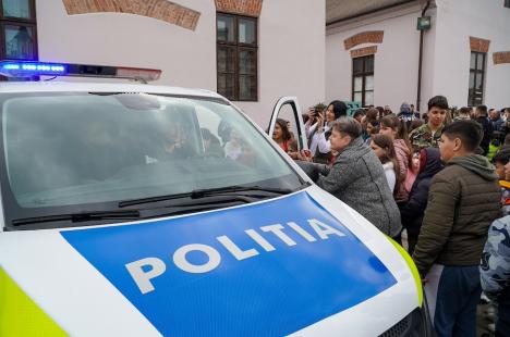 'Bravo, Rocky!': Sute de copii au aplaudat câinii poliţişti şi au testat maşinile de Ziua Poliţiei în Oradea (FOTO/VIDEO)