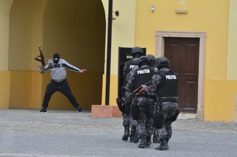 Poliţiştii, sub asalt: Ziua Poliţiei a adus sute de copii în Cetatea Oradea (FOTO / VIDEO)