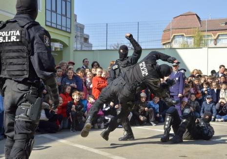 Luni e Ziua Poliţiei: La Cetatea Oradea vor fi concursuri pentru copii, trânte cu mascaţi şi demonstraţii ale câinilor poliţişti