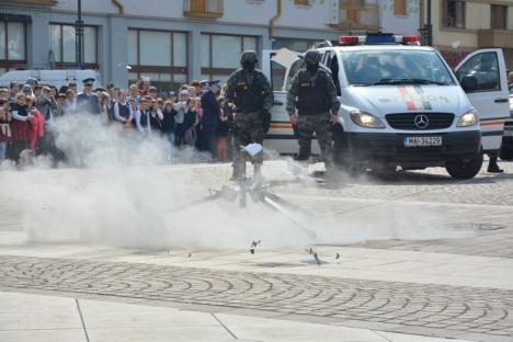'Poliţia, trageţi pe dreapta!': Demonstraţiile luptătorilor Poliţiei Bihor au adunat peste 400 de orădeni în Piaţa Unirii (FOTO / VIDEO)