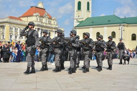 'Poliţia, trageţi pe dreapta!': Demonstraţiile luptătorilor Poliţiei Bihor au adunat peste 400 de orădeni în Piaţa Unirii (FOTO / VIDEO)