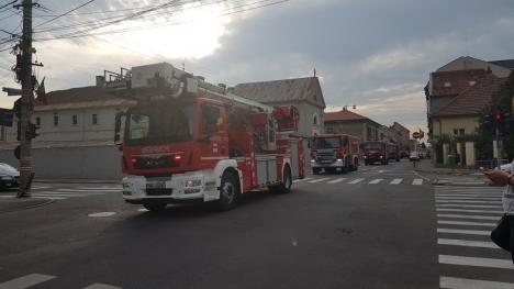 Marşul 'roşu': De ziua lor, pompierii bihoreni au făcut demonstraţii şi au defilat prin oraş (FOTO/VIDEO)