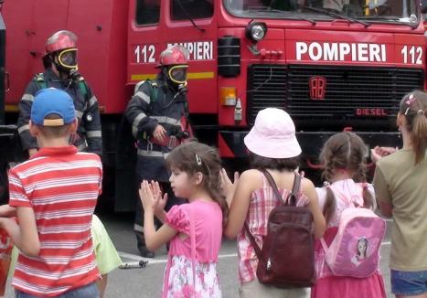 De ziua lor, copiii sunt invitaţi în detaşamentele de pompieri