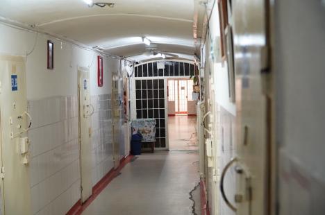 „Orăşelul” infractorilor: Penitenciarul Oradea şi-a deschis porţile, iar vizitatorii au ascultat muzica unei trupe de deţinuţi (FOTO/VIDEO)