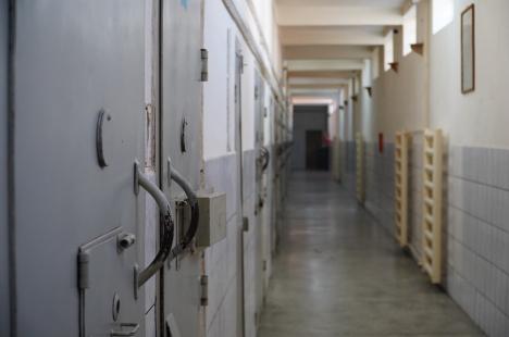 „Orăşelul” infractorilor: Penitenciarul Oradea şi-a deschis porţile, iar vizitatorii au ascultat muzica unei trupe de deţinuţi (FOTO/VIDEO)