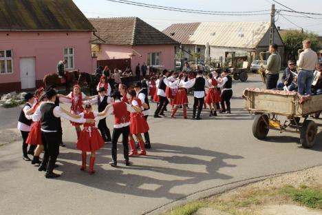 Sărbătoare cu tradiție la Sântimreu: Comunitatea maghiară a marcat sărbătoarea recoltei de struguri (FOTO)