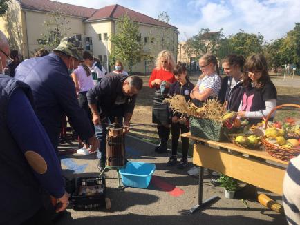 Ziua Recunoştinţei: Elevii Liceului German din Oradea au mulţumit toamnei pentru roadele bogate (FOTO)