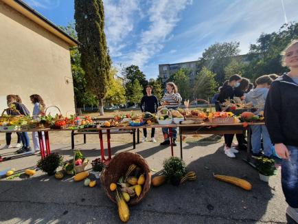 Ziua Recunoştinţei: Elevii Liceului German din Oradea au mulţumit toamnei pentru roadele bogate (FOTO)