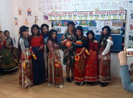Ziua Internațională a Romilor, sărbătorită la școala din Ineu: Copiii au dansat și și-au prezentat obiceiurile (FOTO)