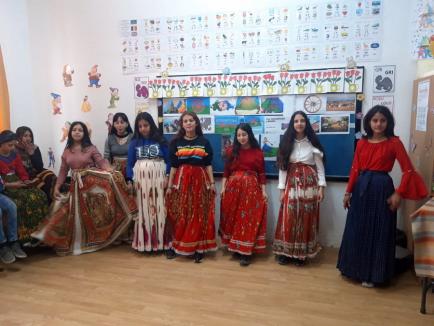 Ziua Internațională a Romilor, sărbătorită la școala din Ineu: Copiii au dansat și și-au prezentat obiceiurile (FOTO)