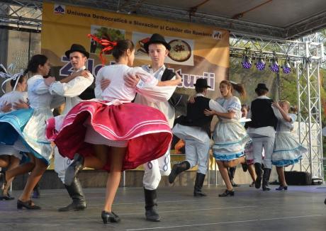 Dansaţi cu slovacii! Festivalul Folcloric Internaţional al Tineretului Slovac, la Valea Cerului