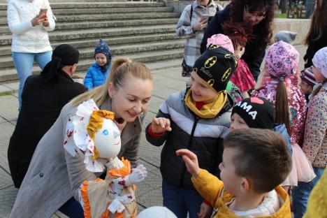Surpriză pentru copii, în centrul Oradiei, de Ziua Mondială a Teatrului de Păpuşi (FOTO)