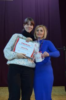 În sprijinul semenilor: O adolescentă refugiată din Ucraina la Oradea a fost premiată de Asociaţia Caritas, unde este voluntară (FOTO)