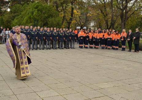Pentru onor! Ziua Armatei, sărbătorită cu depuneri de coroane şi defilarea gărzii de onoare (FOTO)