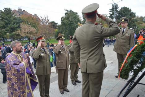 Pentru onor! Ziua Armatei, sărbătorită cu depuneri de coroane şi defilarea gărzii de onoare (FOTO)