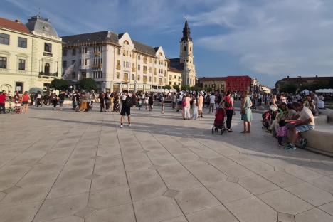 Oradea revine la viaţă! Ziua Mondială Art Nouveau, dragonul Zano şi spectacolele din Piaţa Unirii au scos oamenii în centrul oraşului (FOTO / VIDEO)