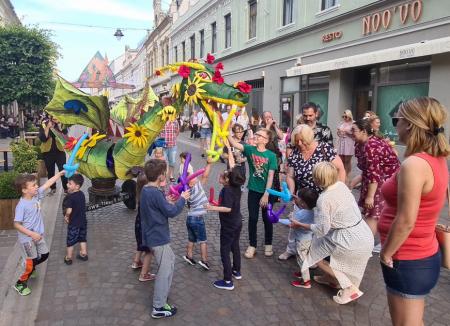 Oradea revine la viaţă! Ziua Mondială Art Nouveau, dragonul Zano şi spectacolele din Piaţa Unirii au scos oamenii în centrul oraşului (FOTO / VIDEO)