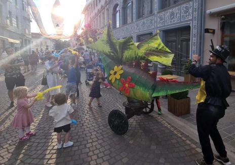 Oradea revine la viaţă! Ziua Mondială Art Nouveau, dragonul Zano şi spectacolele din Piaţa Unirii au scos oamenii în centrul oraşului (FOTO / VIDEO)