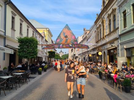 Oradea revine la viaţă! Ziua Mondială Art Nouveau, dragonul Zano şi spectacolele din Piaţa Unirii au scos oamenii în centrul oraşului (FOTO / VIDEO)