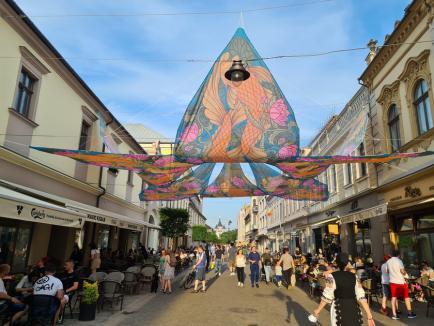 Oradea revine la viaţă! Ziua Mondială Art Nouveau, dragonul Zano şi spectacolele din Piaţa Unirii au scos oamenii în centrul oraşului (FOTO / VIDEO)