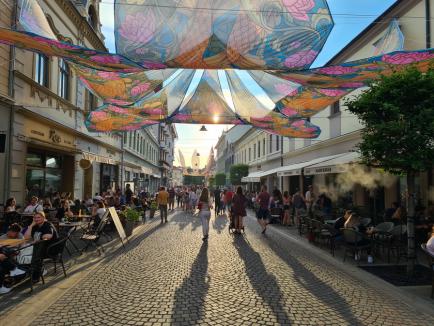 Oradea revine la viaţă! Ziua Mondială Art Nouveau, dragonul Zano şi spectacolele din Piaţa Unirii au scos oamenii în centrul oraşului (FOTO / VIDEO)