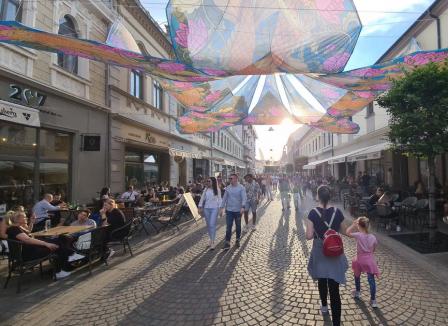 Oradea revine la viaţă! Ziua Mondială Art Nouveau, dragonul Zano şi spectacolele din Piaţa Unirii au scos oamenii în centrul oraşului (FOTO / VIDEO)