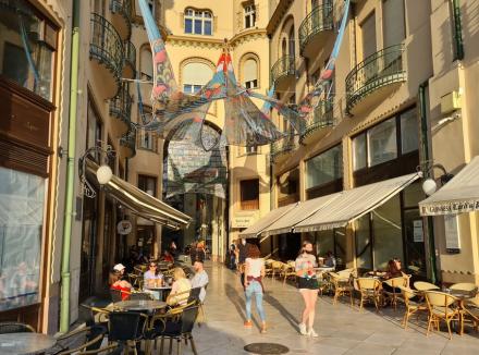 Oradea revine la viaţă! Ziua Mondială Art Nouveau, dragonul Zano şi spectacolele din Piaţa Unirii au scos oamenii în centrul oraşului (FOTO / VIDEO)