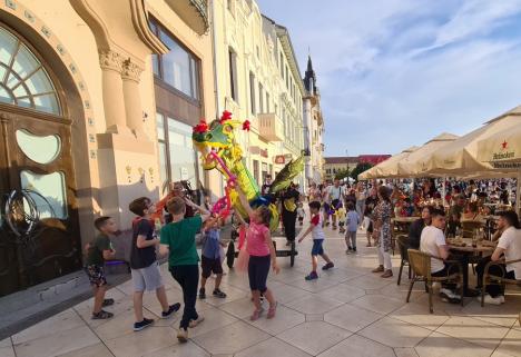 Oradea revine la viaţă! Ziua Mondială Art Nouveau, dragonul Zano şi spectacolele din Piaţa Unirii au scos oamenii în centrul oraşului (FOTO / VIDEO)