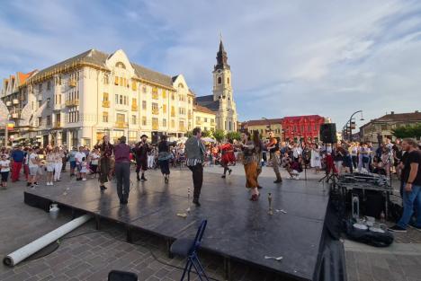 Oradea revine la viaţă! Ziua Mondială Art Nouveau, dragonul Zano şi spectacolele din Piaţa Unirii au scos oamenii în centrul oraşului (FOTO / VIDEO)