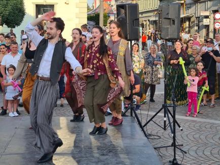 Oradea revine la viaţă! Ziua Mondială Art Nouveau, dragonul Zano şi spectacolele din Piaţa Unirii au scos oamenii în centrul oraşului (FOTO / VIDEO)