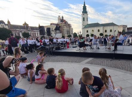 Oradea revine la viaţă! Ziua Mondială Art Nouveau, dragonul Zano şi spectacolele din Piaţa Unirii au scos oamenii în centrul oraşului (FOTO / VIDEO)