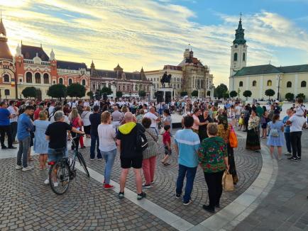 Oradea revine la viaţă! Ziua Mondială Art Nouveau, dragonul Zano şi spectacolele din Piaţa Unirii au scos oamenii în centrul oraşului (FOTO / VIDEO)