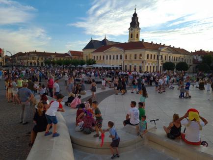 Oradea revine la viaţă! Ziua Mondială Art Nouveau, dragonul Zano şi spectacolele din Piaţa Unirii au scos oamenii în centrul oraşului (FOTO / VIDEO)