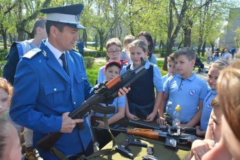 'Băieţii buni' în sărbătoare: Bătăi, focuri de armă şi multe sirene, în Parcul 1 Decembrie, de Ziua Jandarmeriei (FOTO/VIDEO)