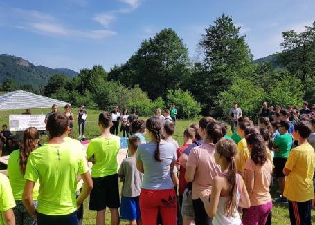 Ziua Liliacului Carpatin: Elevi de la zece şcoli din Bihor, la concurs pe Valea Iadului (FOTO)
