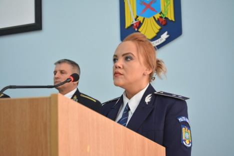La mulţi ani, Poliţia Bihor! Copiii s-au înghesuit să-i vadă pe mascaţi, o poliţistă le-a suflat bărbaţilor premiul “Poliţistul anului” (FOTO)